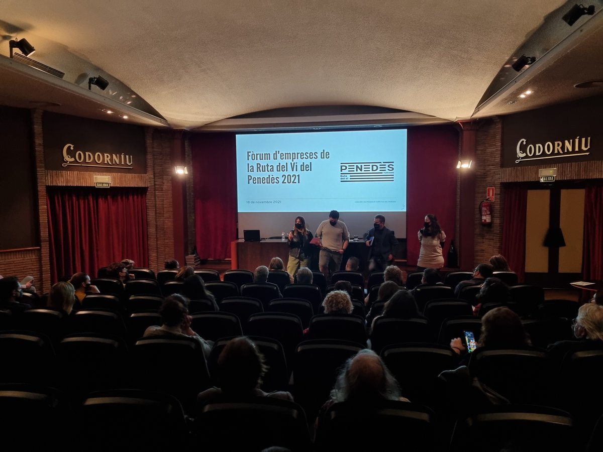 TSantSadurni's tweet photo. Ahir vam participar al Fòrum d'empreses de la #rutadelvi de @penedesturisme a caves @Codorniu_ES, on es va debatre sobre #comunicaciodigital i #comercialització de productes turístics📊👌🔝Interessant i encant@des de trobar-nos presencialment🤩💪🥂
@santsadurni_cat @BCNmoltmes https://t.co/Sbzb7WCs0k