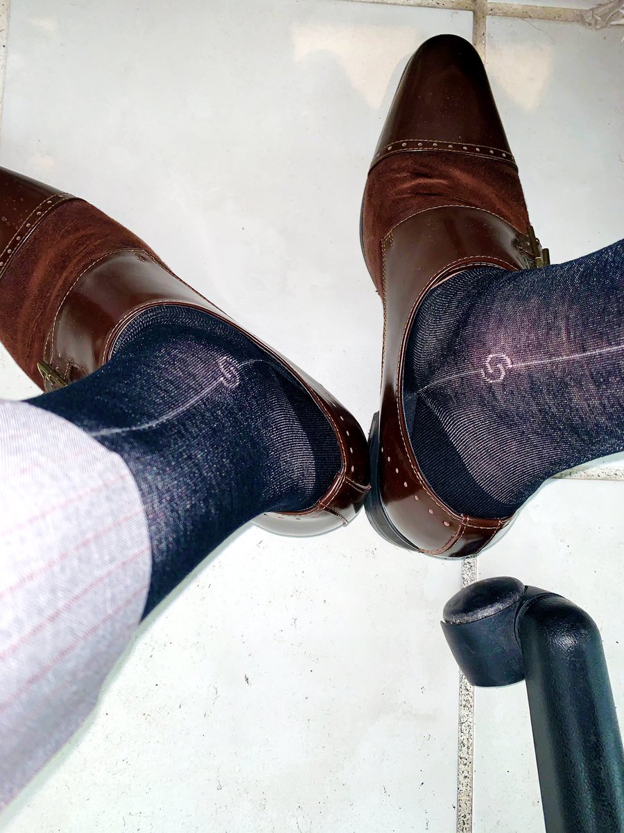 Fatrixlee's tweet photo. お疲れ💼🍻
これから癒されて、搾り取られる予定です。🍌😝

#office #blacksocks #sockedfeet #greysuits #officesuitstyle #gayjapan https://t.co/NXSRoQyFfu