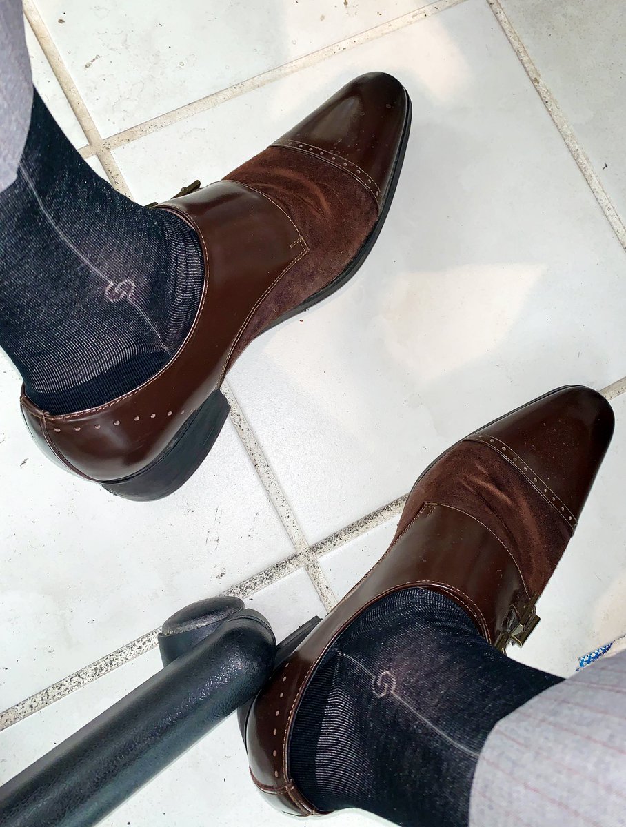 Fatrixlee's tweet photo. お疲れ💼🍻
これから癒されて、搾り取られる予定です。🍌😝

#office #blacksocks #sockedfeet #greysuits #officesuitstyle #gayjapan https://t.co/NXSRoQyFfu