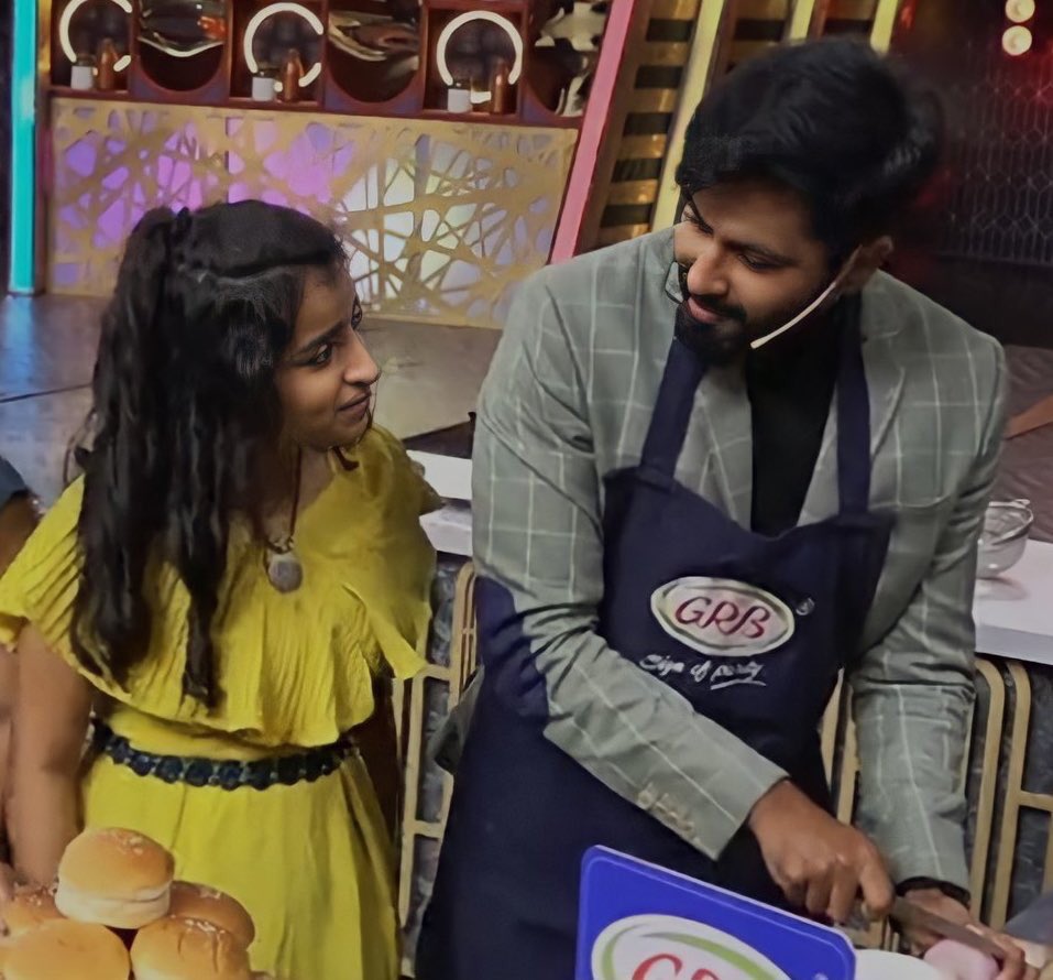 Poonkothai71's tweet image. Their mouths and eyes talks two different languages
#NOHT please