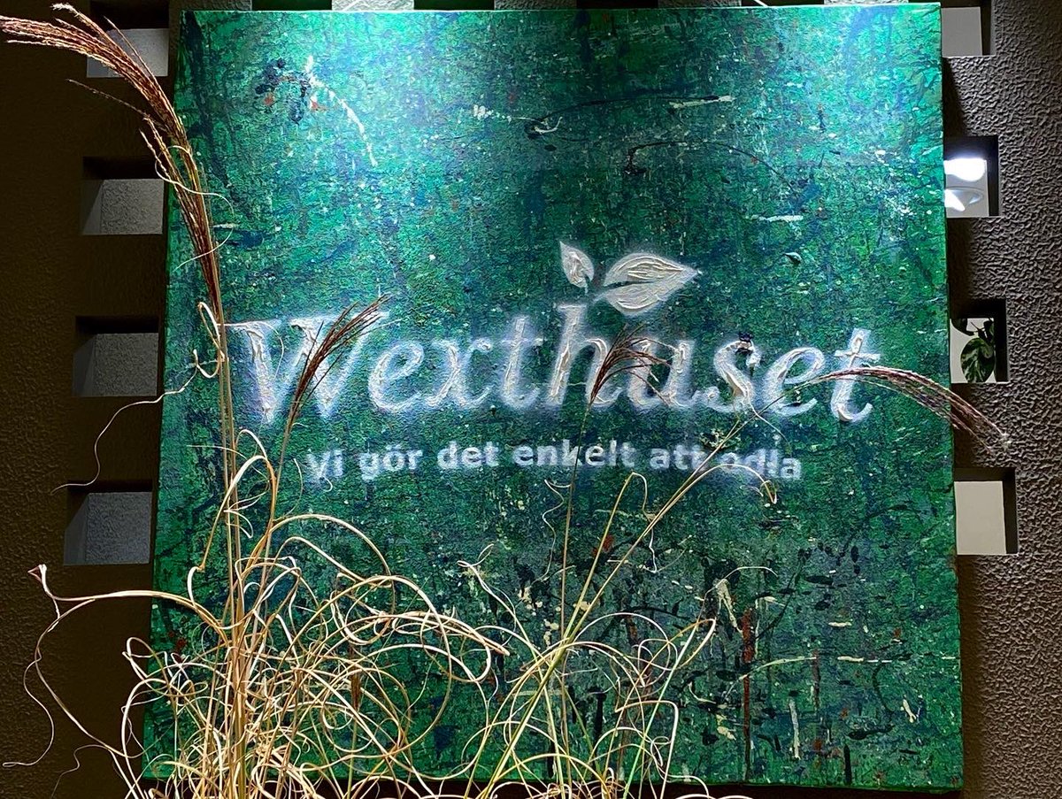 wexthuset_japan's tweet photo. 店頭の看板も秋仕様になりました🌾 https://t.co/lXvMvK1XFl