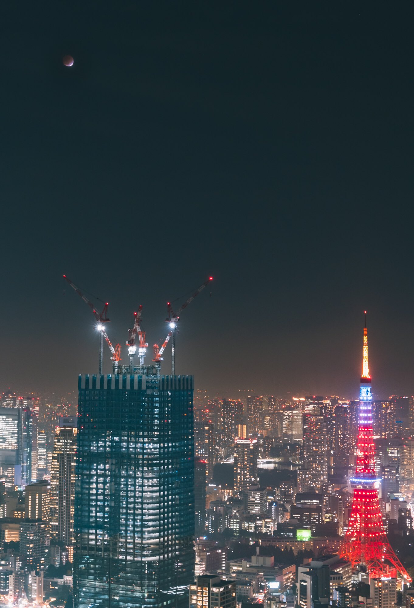 相沢亮 写真集販売中 幻想的な東京タワーと部分月食 T Co Guyiswnqrv Twitter