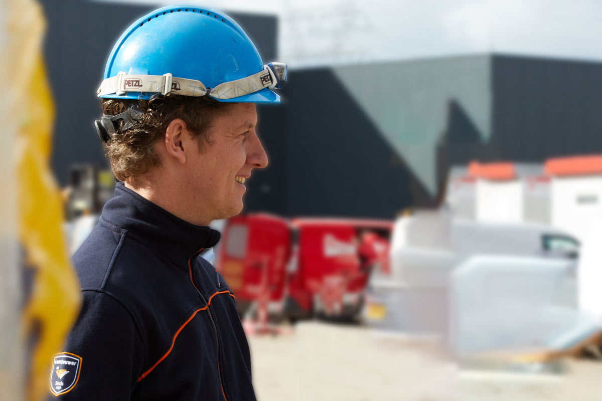 "Je moet blijven, groeien tot chef-monteur en projecten leiden," dat zei zijn mentor. Hij was vijftien jaar hovenier en werkt nu al vijf jaar bij Leertouwer. Ook de techniek in? werkenbijleertouwer.nl/carriereswitch…
Het hele RD-artikel: bit.ly/3x41G0x
#zijinstromer #elektro