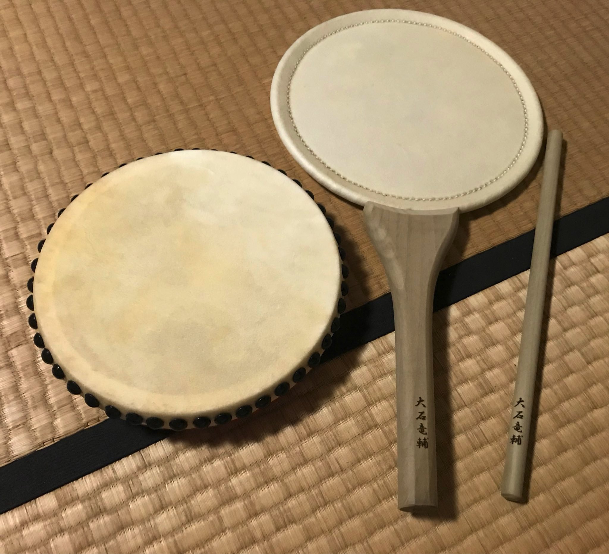 ガチタンバリン奏者大石竜輔 安藤太鼓店さん Andotaiko のパーランクーと団扇太鼓 どんな動画を撮ろうかなー 皮の張りがしっかりしていて力強い手応え パーランクーは沖縄の太鼓なんだけど 日本唯一のフレームドラムなのでは あ でも団扇