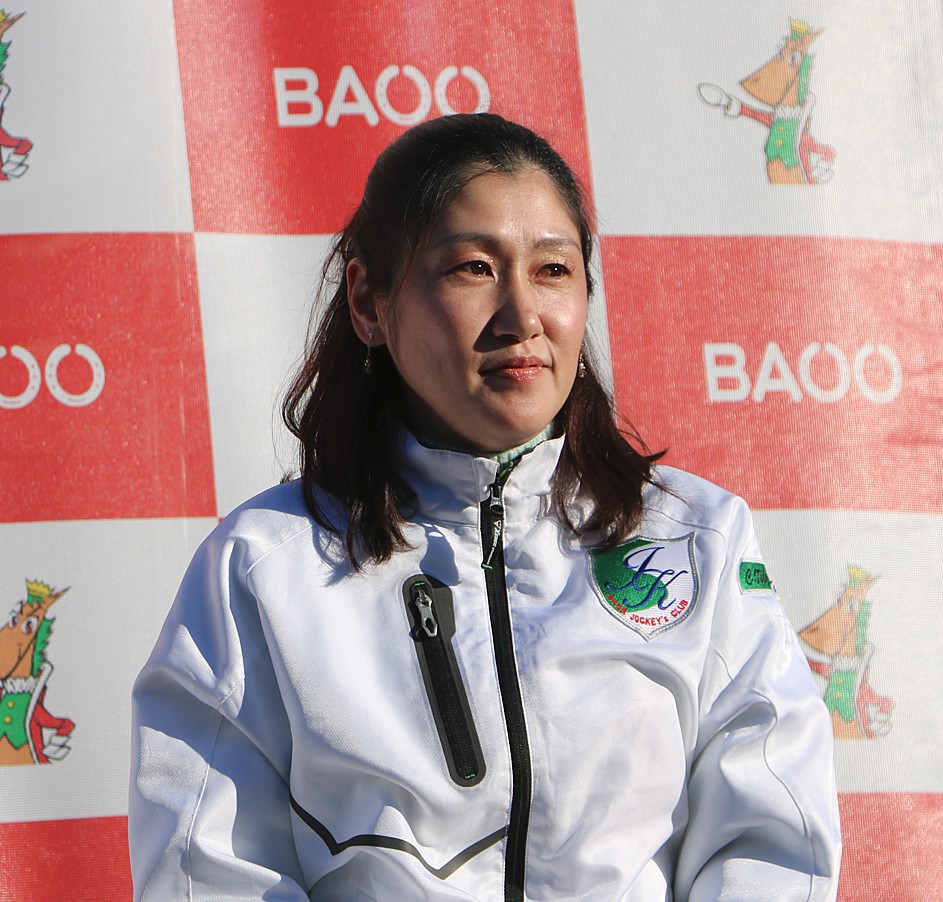 すみの 佐賀競馬の岩永千明騎手が引退 写真は19年12月の荒尾baoo 荒尾競馬場 でトークイベントでの岩永騎手と 荒尾競馬場に所属してたときの看板です トークイベントでは やっぱり馬が好き と仰ってたんですよね 引退は岩永騎手が決めた事