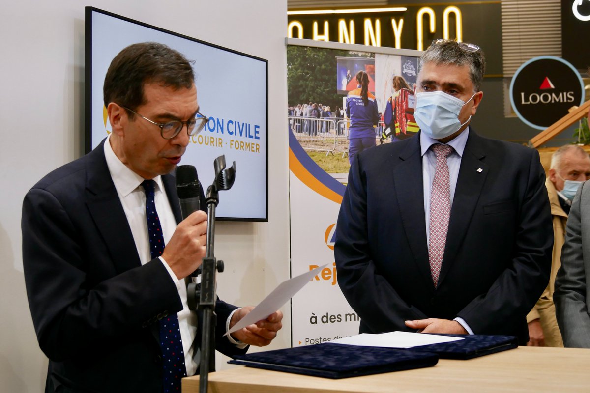 ProtecCivilefr's tweet photo. Lors du @salondesmaires, Jean-Pierre Farandou, PDG de la @SNCF et Hervé Bidault de l'Isle, Secrétaire général @ProtecCivilefr, ont officiellement signé la convention déterminant les modalités d'intervention de la Protection Civile au profit des usagers de la SNCF lors d'incidents https://t.co/5bm9lwfZz0