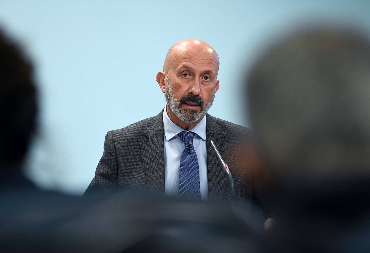 GovernAndorra's tweet photo. Compareixença del ministre de Salut, Joan Martínez Benazet, per actualitzar les dades epidemiològiques i informar de les mesures preventives per fer front a la pandèmia de SARS-CoV-2. 

Es pot seguir en directe per https://t.co/XKDZxq6zHH a partir de les 13:30h #GovernAndorra https://t.co/US4e5v2Zta