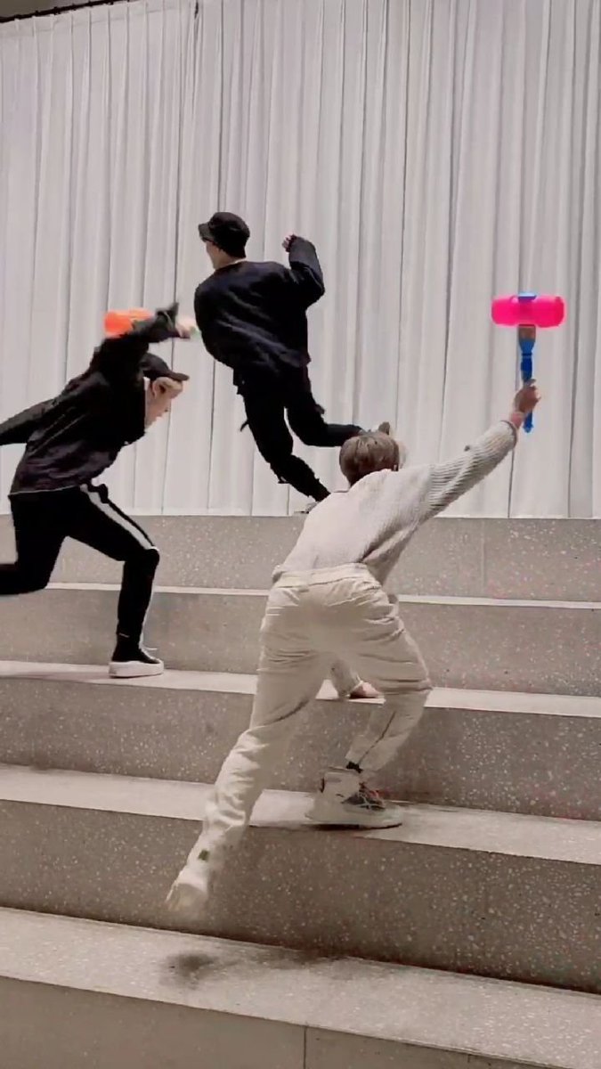 changbinny_'s tweet photo. 555555555555 ชางบินวิ่งแบบใส่เกียร์เต็มที่ ด้านหลังกะคือเกียมทุบ พร้อมมาก https://t.co/YUGQQ38XLm