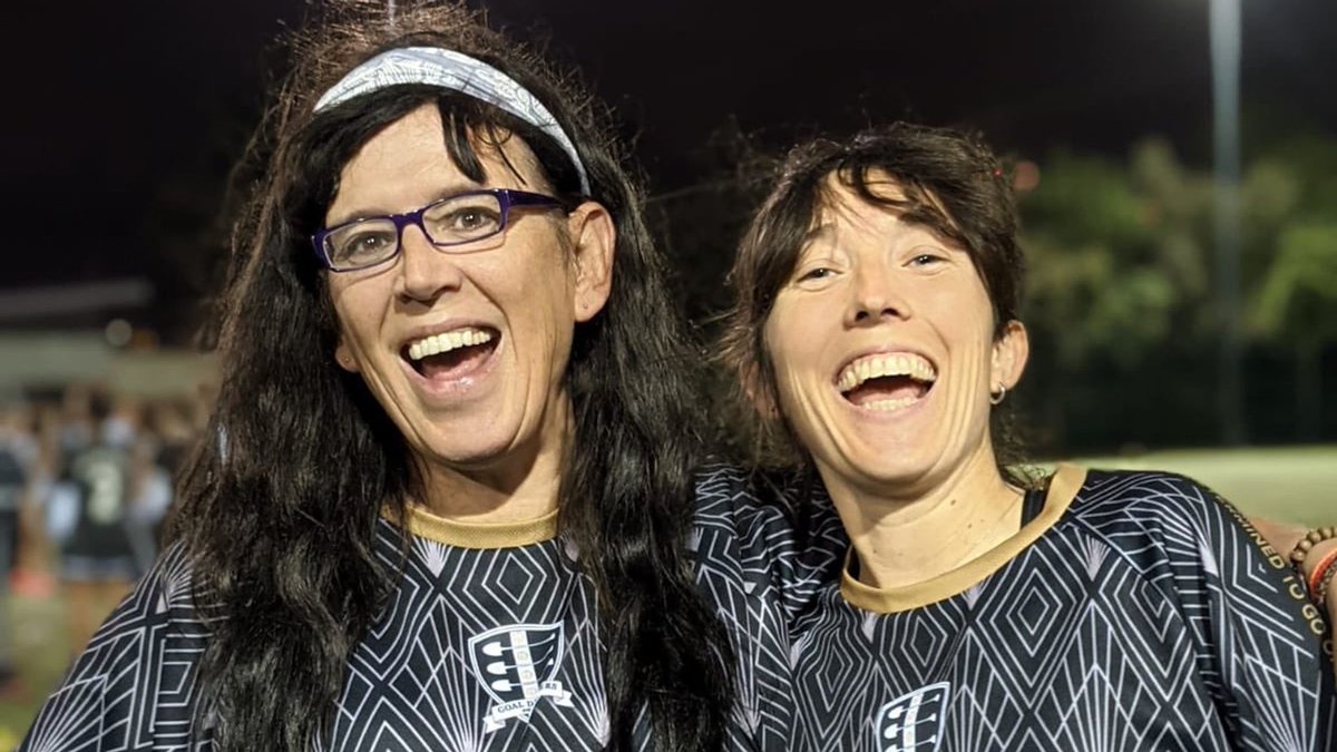 jonboy79's tweet photo. 📸😀 Saw this photo of joy and allyship and was keen to learn the story behind it! @Paula_Griffin65 kindly spoke to me about finding @fc_goaldiggers, beating cancer, #comingout as trans in later life, &amp; #DHFC. ⚽️🏳️‍⚧️

For @SkySports in #TransAwarenessWeek 👉 https://t.co/a1iftaBAPw https://t.co/92fW6hGxFL