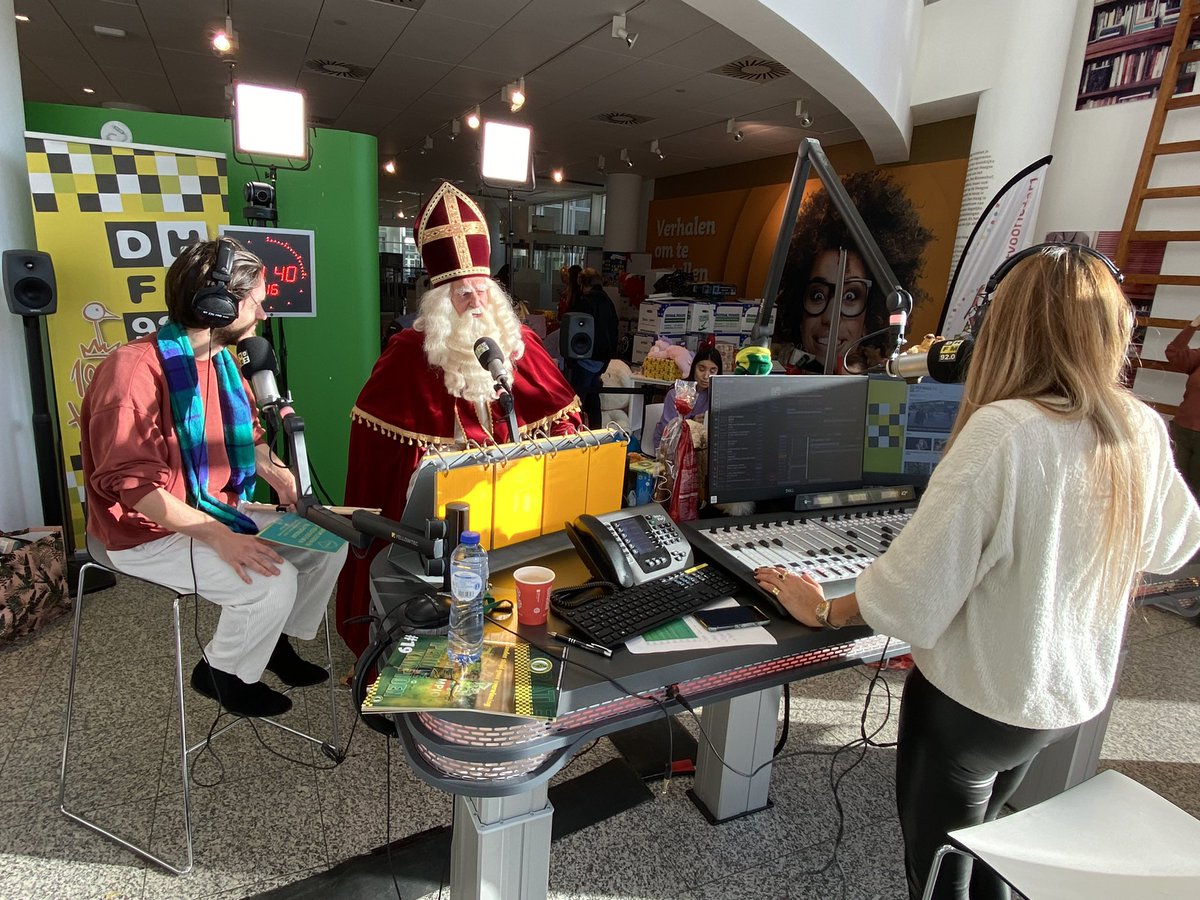 Met <a href="/JorindaTeeuwen/">Jorinda Teeuwen</a> aangekomen bij <a href="/Sintvoorieder1/">Sintvoorieder1</a> om namens de West Wordt Wakker luisteraars bij <a href="/nicolettekrul/">Nicolette Krul</a> van <a href="/DenHaagFM/">Den Haag FM</a> weer honderden cadeaus te overhandigen #zinin