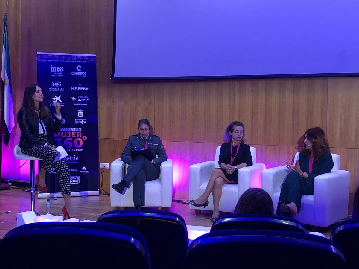 Candelaria_Carr's tweet photo. En el Congreso #Mujer360, escuchando a 4 mujeres lideresas en su sector. @maortizal, Susana Rodríguez, Mercedes Vaquera y Carmen Valhondo. Aún queda mucho trabajo y esfuerzo para conseguir la igualdad efectiva entre mujeres y hombres. A seguir peleando! https://t.co/cRAKsq3skm