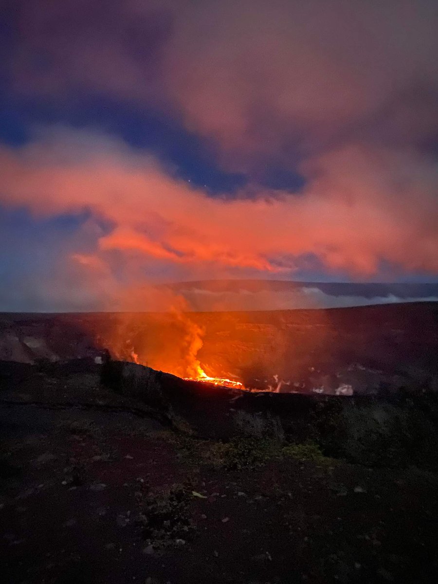 _davewiff's tweet image. Day 9:  
✅ 4,000+ ft up on a volcano ⛰
✅ Active eruption 🌋
✅ Lunar eclipse 🌘
✅ Crystal clear night sky 🌠

What the actual hell. Not many people will ever get to see what we saw tonight. Unreal. Blessed.