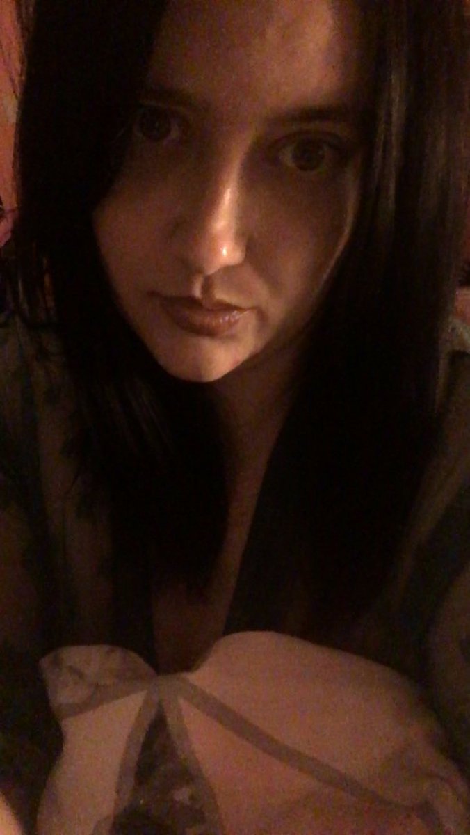 zoebrown09's tweet photo. Happy Friday 💋 https://t.co/kL8OsrYI7T