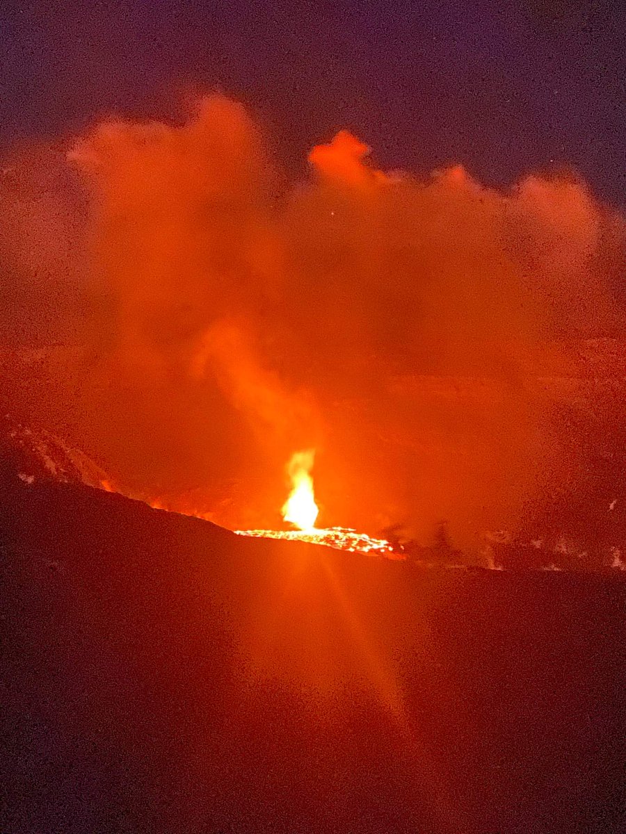 _davewiff's tweet image. Day 9:  
✅ 4,000+ ft up on a volcano ⛰
✅ Active eruption 🌋
✅ Lunar eclipse 🌘
✅ Crystal clear night sky 🌠

What the actual hell. Not many people will ever get to see what we saw tonight. Unreal. Blessed.