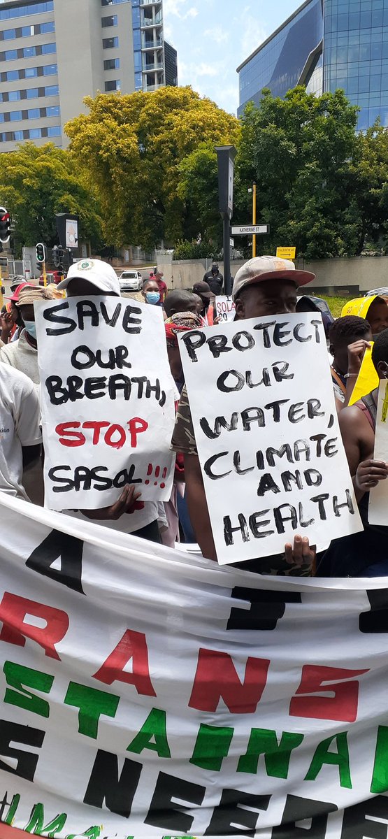 Earthlife_JHB's tweet photo. Sandton is on fire outside @SasolSA HQ. More than 400 demonstrators are calling on shareholders to use their votes to move this polluter toward the #JustTransition. We need #ClimateActionNOW @ClimateZA @groundWorkSA @naturaljustice @LifeAfterCoal @CentreEnvRights @makomaphil https://t.co/EjEsnBekVt