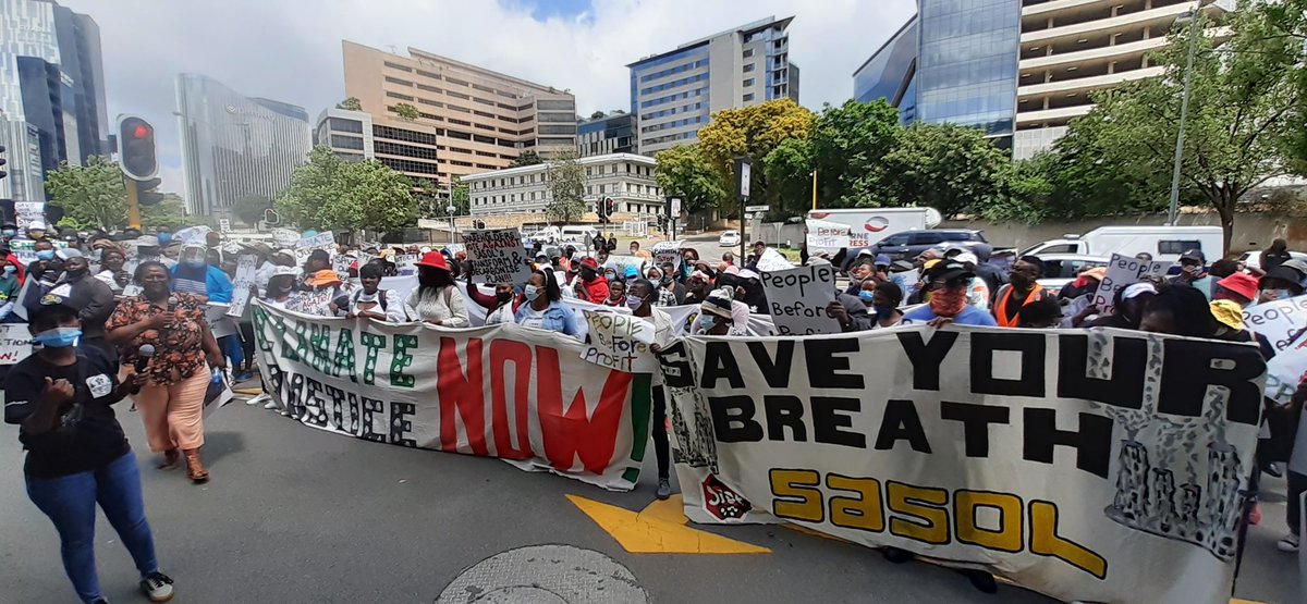 Earthlife_JHB's tweet photo. Sandton is on fire outside @SasolSA HQ. More than 400 demonstrators are calling on shareholders to use their votes to move this polluter toward the #JustTransition. We need #ClimateActionNOW @ClimateZA @groundWorkSA @naturaljustice @LifeAfterCoal @CentreEnvRights @makomaphil https://t.co/EjEsnBekVt