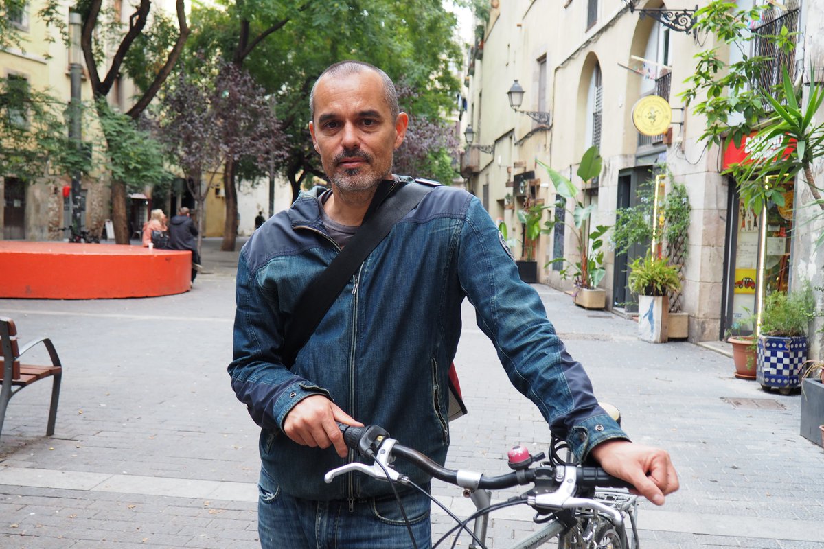 BCN_CiutatDrets's tweet photo. 🗣️“La ràbia és necessària, però només construirem un món millor des de l’alegria de viure”

🗞️Entrevistem Martí Abril, membre de @XRBarcelona i persona defensora dels drets ambientals.

👉Llegiu l'entrevista sencera a https://t.co/ccI0Aj3dp2

#ParlemAmbDefensores https://t.co/9yyambYnDt