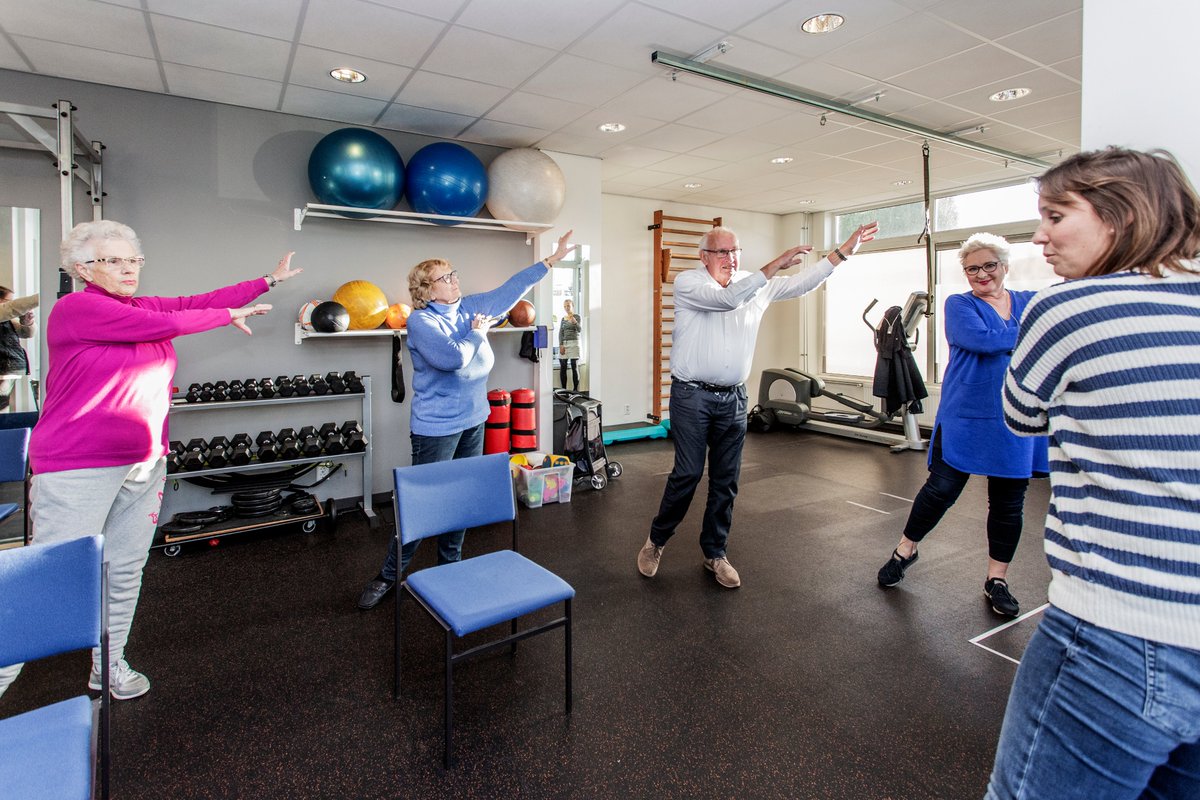 Vallen is een groot gezondheidsrisico voor 65-plussers. Om hen op de been te houden, start vandaag een pilot met de valpreventie-interventie Thuis Onbezorgd Mobiel (TOM) in de wijk Ommoord. Gemeente Rotterdam, VGZ en Buurtwerk sloegen de handen ineen: gezond010.nl/valpreventie-t…