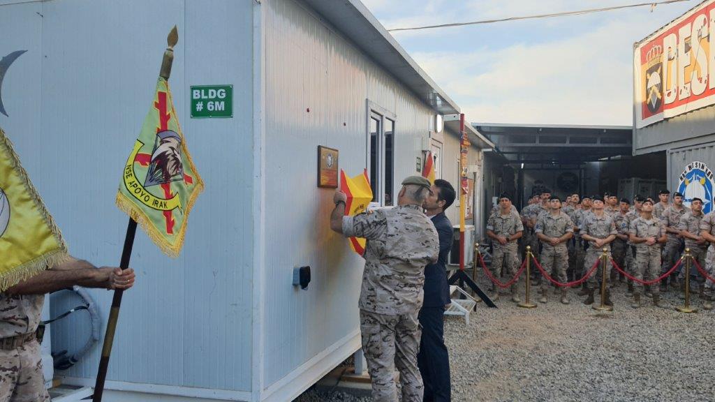 EMADmde's tweet photo. La unidad FP desplegada en @CJTFOIR #Irak 🇮🇶 inaugura sus nuevas instalaciones a las que ha dado el nombre de comandante Baró, antiguo paracaidista y componente del #CNI caído en combate en Irak el 29 de noviembre de 2003.
@EjercitoTierra 🇪🇸
#MOPS https://t.co/kUHnXC3w9x
