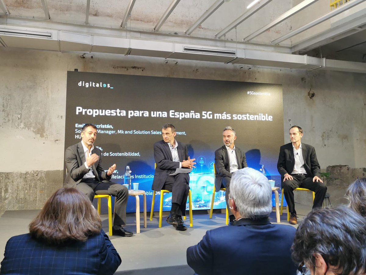 HuaweiSpain's tweet photo. Desde Huawei hemos avanzado en el camino de generar una #España más sostenible porque nos encontramos con un entorno transparente y con una voluntad de cambio. Seguiremos trabajando por la construcción de redes innovadoras, válidas y seguras. #Digitales5G #Por20AñosMás https://t.co/jlFZrZoQdL