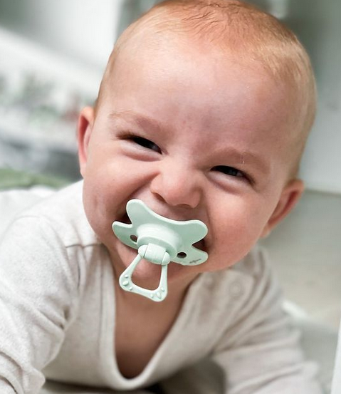 la_petits's tweet photo. Aujourd'hui c'est la fête des nounous !! On leur dédie ce beau sourire et on le dit et le répète : MERCI à tous les professionnels de la petite enfance ! #merci #nounou #gratitude https://t.co/HCIppTnVsI