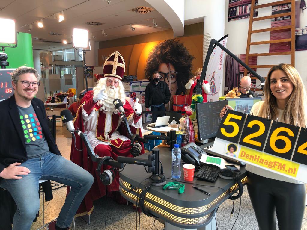 Mooi om samen met Sinterklaas himself kadootjes te mogen afgeven aan @sintvoorieder1 bij <a href="/DenHaagFM/">Den Haag FM</a> . Fantastische actie die nog maar eens de aandacht vestigt op de vele kinderen in onze stad die in armoede opgroeien.