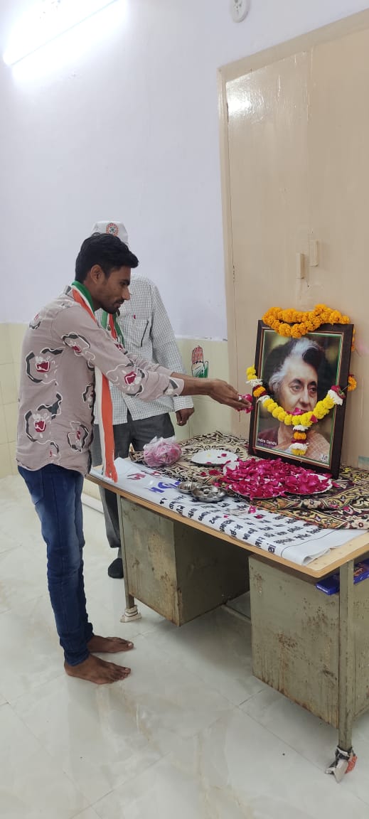 Vasimkhafi5's tweet photo. આજ રોજ ભારત ના પ્રથમ મહીલા વડાપ્રધાન સ્વ. ઈન્દિરાગાંધી જીની જન્મજ્યંતિ નિમીતે જામનગર જીલ્લા કૉંગ્રેસ સમિતિ  દ્વારા પુષ્પાંજલિ અર્પણ નો કાર્યક્રમ રાખેલ જેમાં જામનગર તાલુકા કોંગ્રેસ સમિતિના પ્રમુખશ્રી ઉપેન્દ્ર સિંહ જાડેજા , કોંગ્રેસ સેવા દળ ના પ્રમુખ શ્રી આંબલીયા ભાઈ  તાલુકા પંચાયત https://t.co/pgpcAYitVE