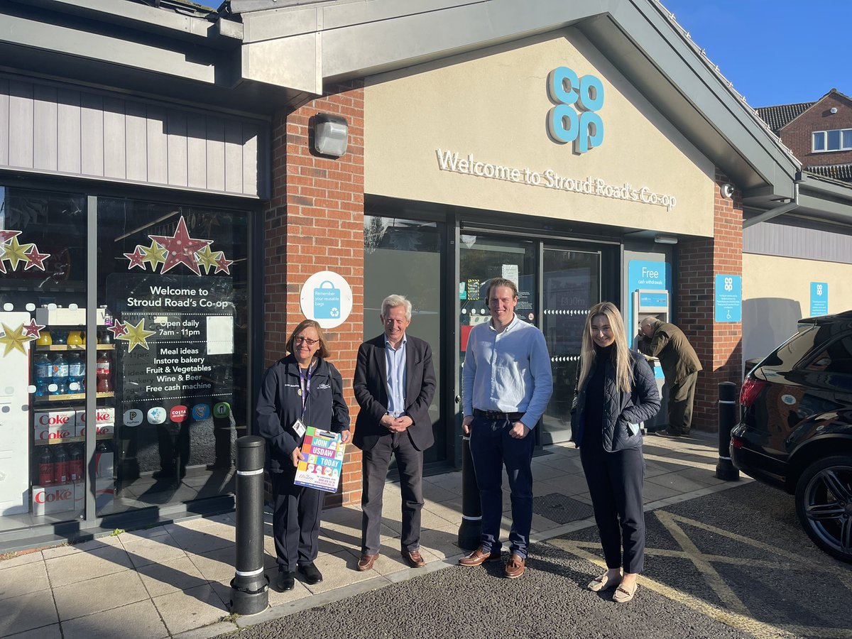 Great to meet @RichardGrahamUK at Stroud Road this morning to talk about the issues facing retail colleagues and campaigning for change #Respectforshopworkersweek #FreedomFromFear @AmyGuest4 @simondryell @079Jenny