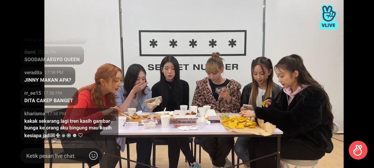 MaskMan61141352's tweet photo. Katanya idol kpop itu keras harus jaga berat badan makan di batasi
Lha ini @5ecretNumber tiap vlive makan mulu
#SECRET_NUMBER #DITA #LEA
#SOODAM #ZUU #JINNY #MINJY https://t.co/dA3JJQuu0g