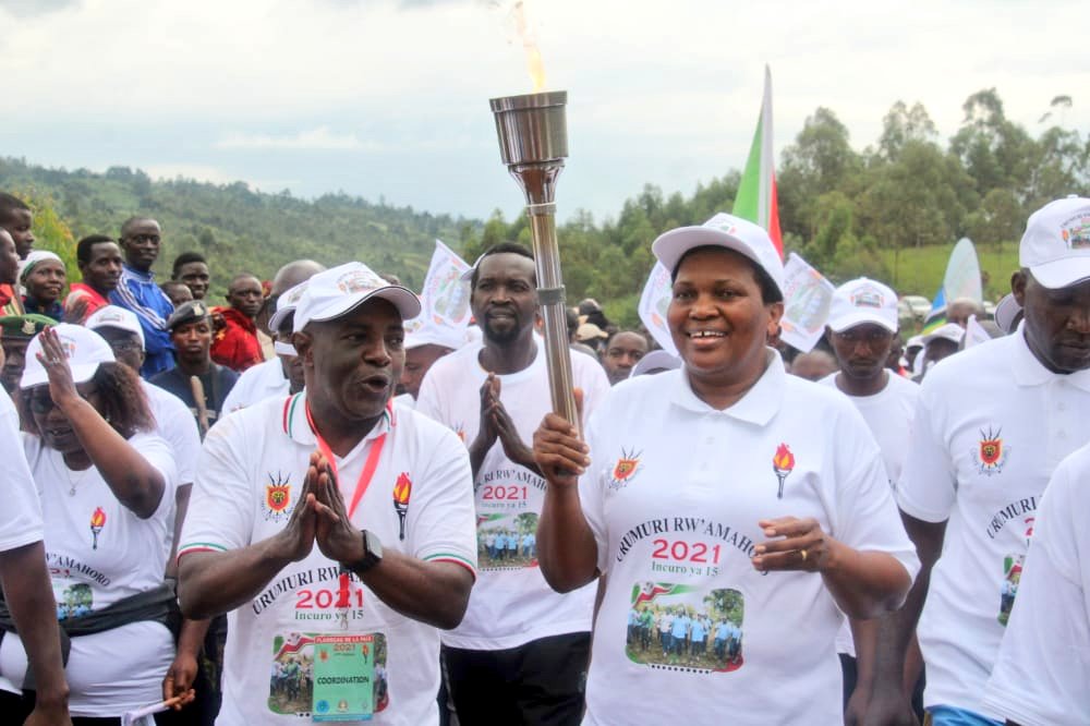 DeniseBucumi's tweet photo. Heureuse de me joindre à mes compatriotes natifs de @NgoziProvince pour accueillir le flambeau de la paix, la paix qui a été chèrement acquise au #Burundi. Soyons unis pour mieux la préserver et tirer profit de ses dividendes pour nous atteler au développement de notre patrie. https://t.co/T1mLNo9shV