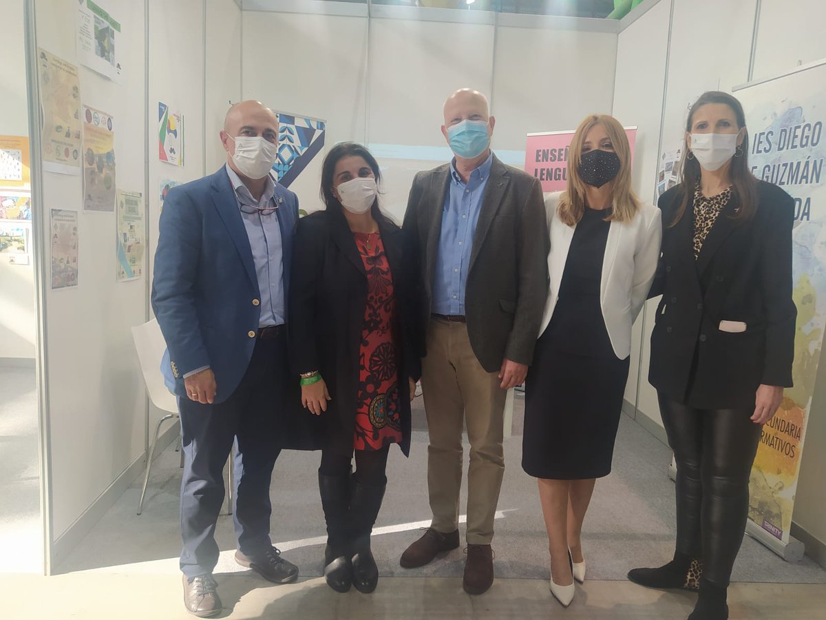 Nos visitan @javierimbroda Consejero de Educación <a href="/AbadiaOlaia/">Olaia Abadía García de Vicuña</a> Secretaria General de Educación y Formación Profesional y Mercedes García Painé, Delegada Territorial de Educación de Málaga, para interesarse por nuestros proyectos.