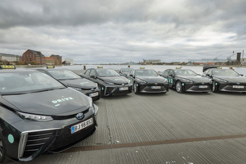 ToyotaPrensa's tweet photo. #Toyota y #DRIVR ponen 100 Toyota #Mirai como taxis para descarbonizar Copenhague. El objetivo es contribuir a que el sector del taxi danés sea cero emisiones en 2030. https://t.co/9HujC9urRC https://t.co/3XlCBJpUqH