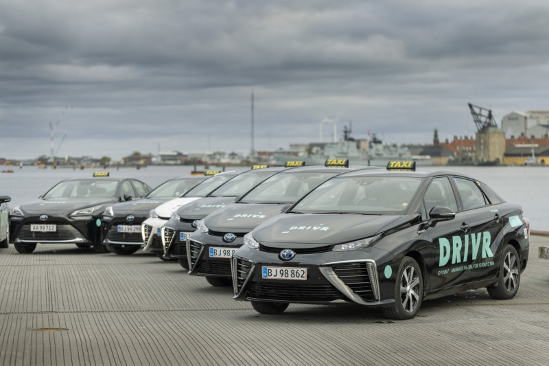 ToyotaPrensa's tweet photo. #Toyota y #DRIVR ponen 100 Toyota #Mirai como taxis para descarbonizar Copenhague. El objetivo es contribuir a que el sector del taxi danés sea cero emisiones en 2030. https://t.co/9HujC9urRC https://t.co/3XlCBJpUqH