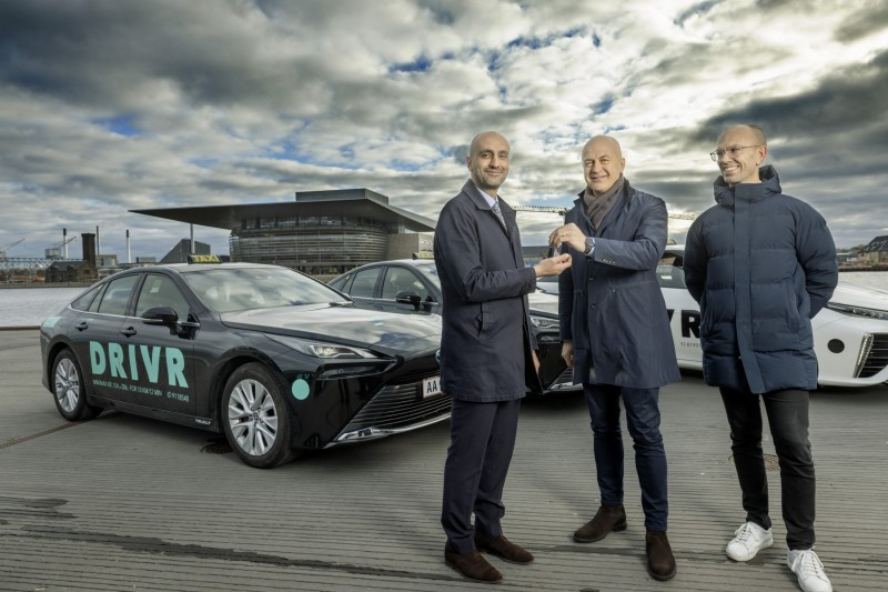 ToyotaPrensa's tweet photo. #Toyota y #DRIVR ponen 100 Toyota #Mirai como taxis para descarbonizar Copenhague. El objetivo es contribuir a que el sector del taxi danés sea cero emisiones en 2030. https://t.co/9HujC9urRC https://t.co/3XlCBJpUqH