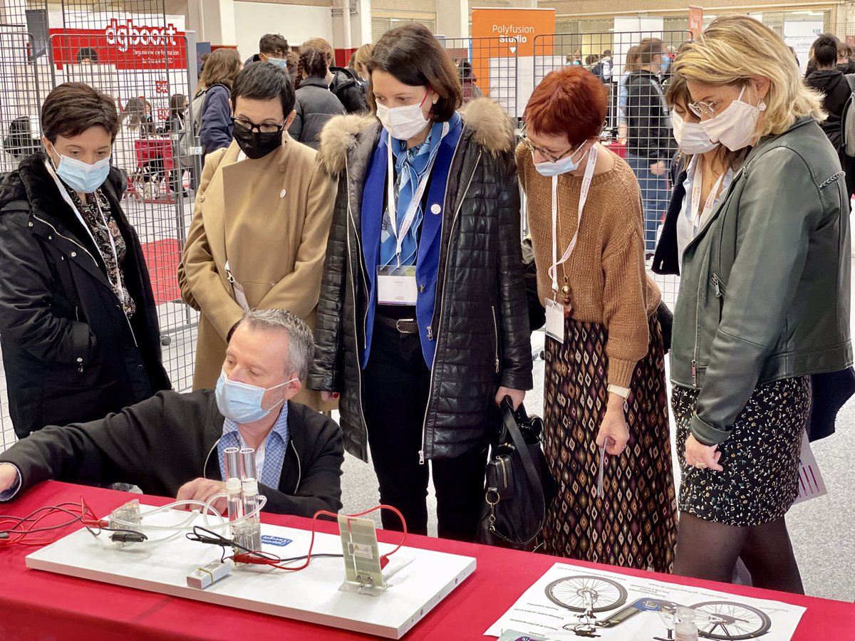 christellebrid1's tweet photo. #AutomneNumerique @FeminaTechFR à @Metz_CS : @ENGIEgroup partenaire accueille près de 2000 jeunes pour faire découvrir ses métiers grâce au dispositif @ApprendsEnergie et à notre atelier #hydrogeneVert qui a intéressé même les officiels !
#AuCoeurDesTerritoires @valalain24 https://t.co/XfscbadrzU