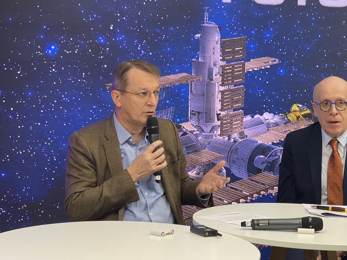 FNBois's tweet photo. 🔛🔴 Quels sont les grands enjeux de la filière bois ? La réponse en Live sur #Futuropalettes2021 avec
Jean-Michel SERVANT, Président @franceboisforet Le bois répond à des enjeux de l’économie circulaire, de cycle de vie. Soyons vigilants sur diversification des essences #Climat https://t.co/hbyGl1r6Yl