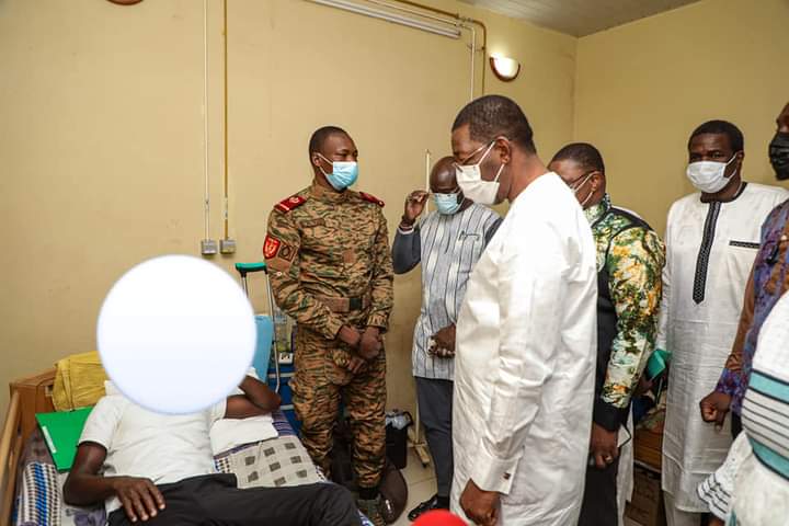 FiertNationale2's tweet photo. La représentation nationale au chevet des blessés de Inata. Sem Alassane Bala SAKANDE (à la tête d'une délégation de parlementaires composée de vice-présidents et des présidents de groupes parlementaires) a rendu une visite ce matin à nos soldats et VDP blessés lors de l'attaque https://t.co/zq5IEJOa6S