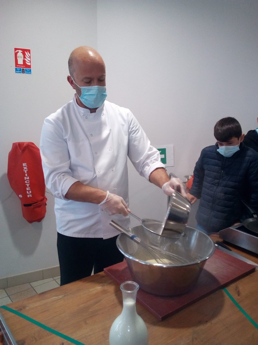 Cite_ADusolier's tweet photo. Lundi,les 5eme1 ont assisté à un atelier avec Nicolas, notre chef cuisinier. Il leur a montré les différentes étapes pour confectionner des #millassous à sa façon. Ils ont eu la chance de pouvoir les déguster et d'échanger avec lui. 😋 Merci beaucoup pour ce beau moment ! https://t.co/GG7MsDycnX