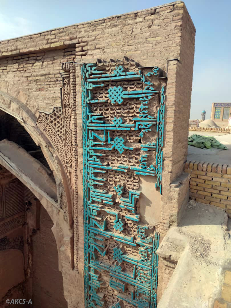 18 November, 2021, Masjid-e Jami, Herat, Old City: Risk of extensive damage to the Masjid-e Jami, a Ghorid / Timurid-era monument in Herat, as large scale roofing works remain incomplete ahead of winter... bit.ly/3qSJ6Yf 
#Afghanistan #Herat #JamiMosque #CulturalHeritage