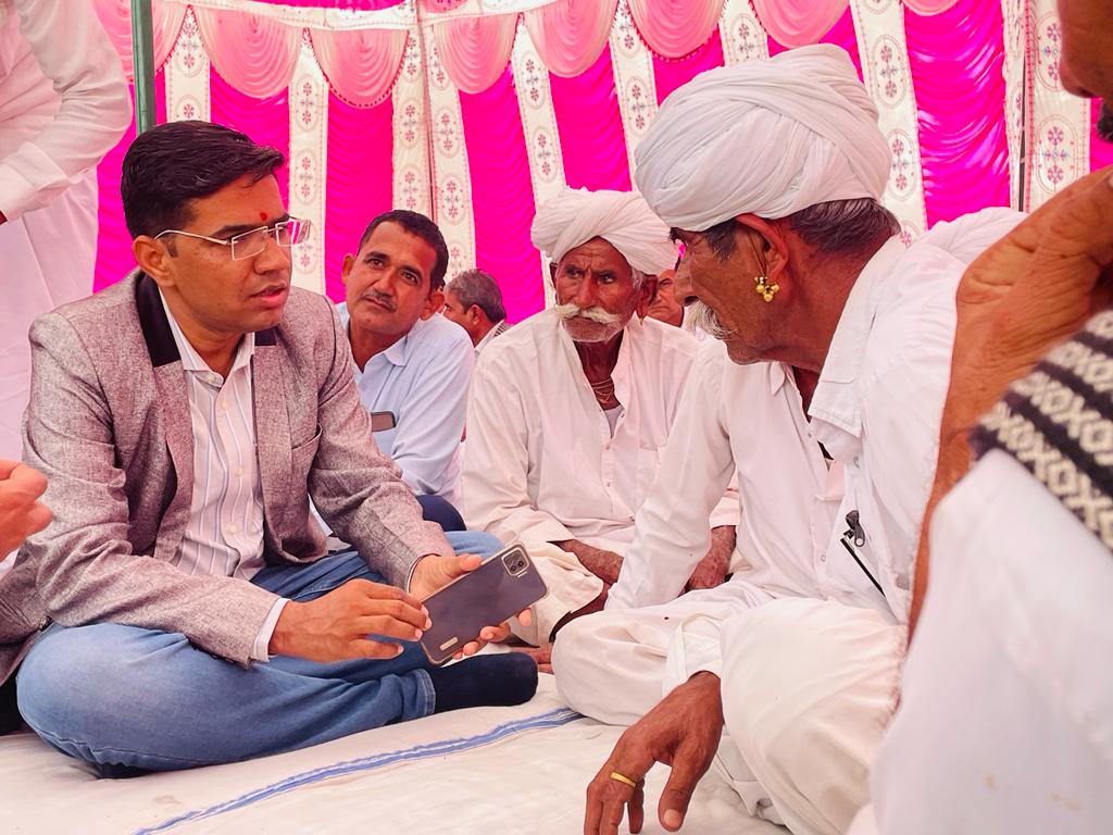 NarpatRajBarmer's tweet photo. नोखड़ा गुड़ामालानी
आईदानराम जी नेहरा पूर्व सरपंच नोखड़ा के घर सामाजिक कार्यक्रम में भाग लिया। #Nokhra #Gudamalani https://t.co/Bil2FOtuJK