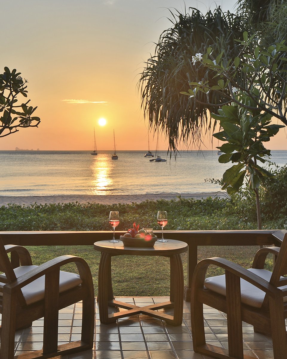 Pimalairesort's tweet photo. Wake up to sea view and enjoy sea breeze from sunrise till sunset in your Beachside villa one bedroom with shared pool. You are only a few seconds away from our 900 meters long beach. A semi - private swimming pool is shared with only your neighbours. #pimalai #pimalaikohlanta https://t.co/kzNVKXUGX1