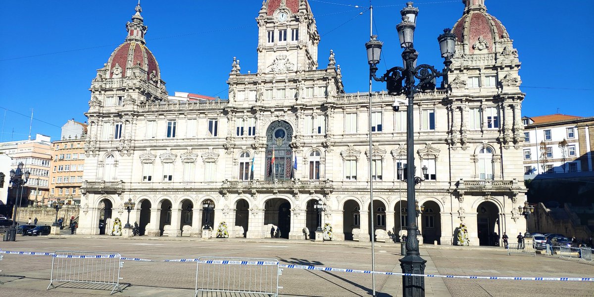 trstndeinvierno's tweet photo. Además de gastar los policías uniformados en que los mandatarios vayan a tomar el café, hoy en María Pita también se han congregado los #PolicíasInvisibles en cordón policial para vigilar la valla que han colocado nuestros impuestos en dicha plaza, gracias @inesreygarcia. https://t.co/5eqim6S3tH
