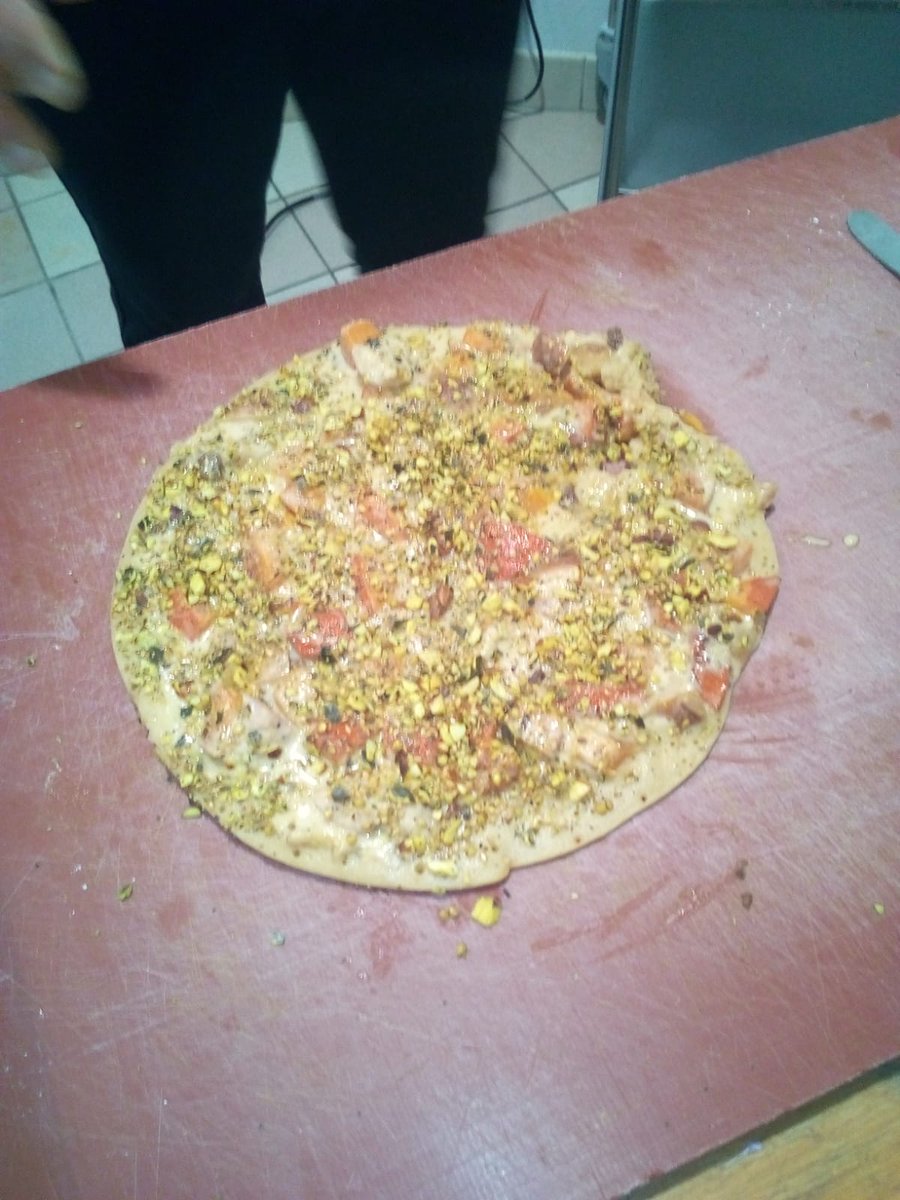 Cite_ADusolier's tweet photo. Lundi,les 5eme1 ont assisté à un atelier avec Nicolas, notre chef cuisinier. Il leur a montré les différentes étapes pour confectionner des #millassous à sa façon. Ils ont eu la chance de pouvoir les déguster et d'échanger avec lui. 😋 Merci beaucoup pour ce beau moment ! https://t.co/GG7MsDycnX