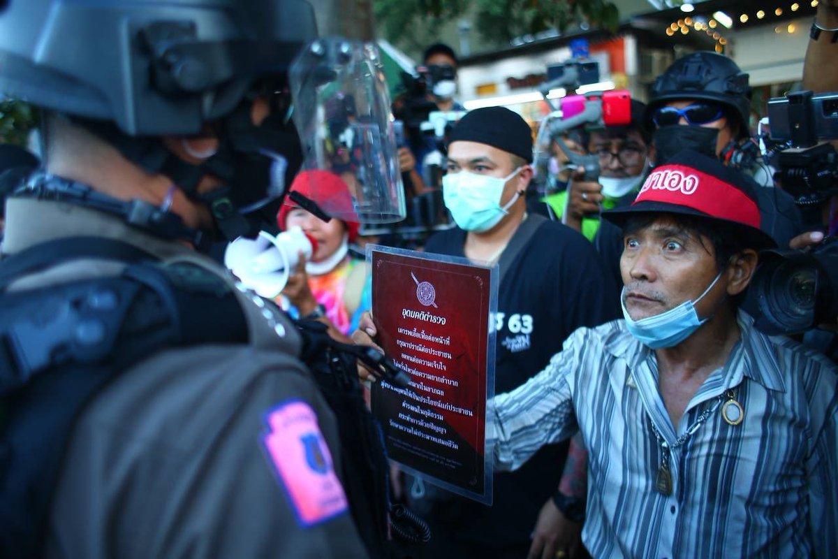 ชอบภาพนี้มาก

ประเทศบ้าอะไรที่ประชาชนต้องมาย้ำเตือนอุดมคติของตำรวจ ให้ตำรวจ .
#ม็อบ19พฤศจิกา64