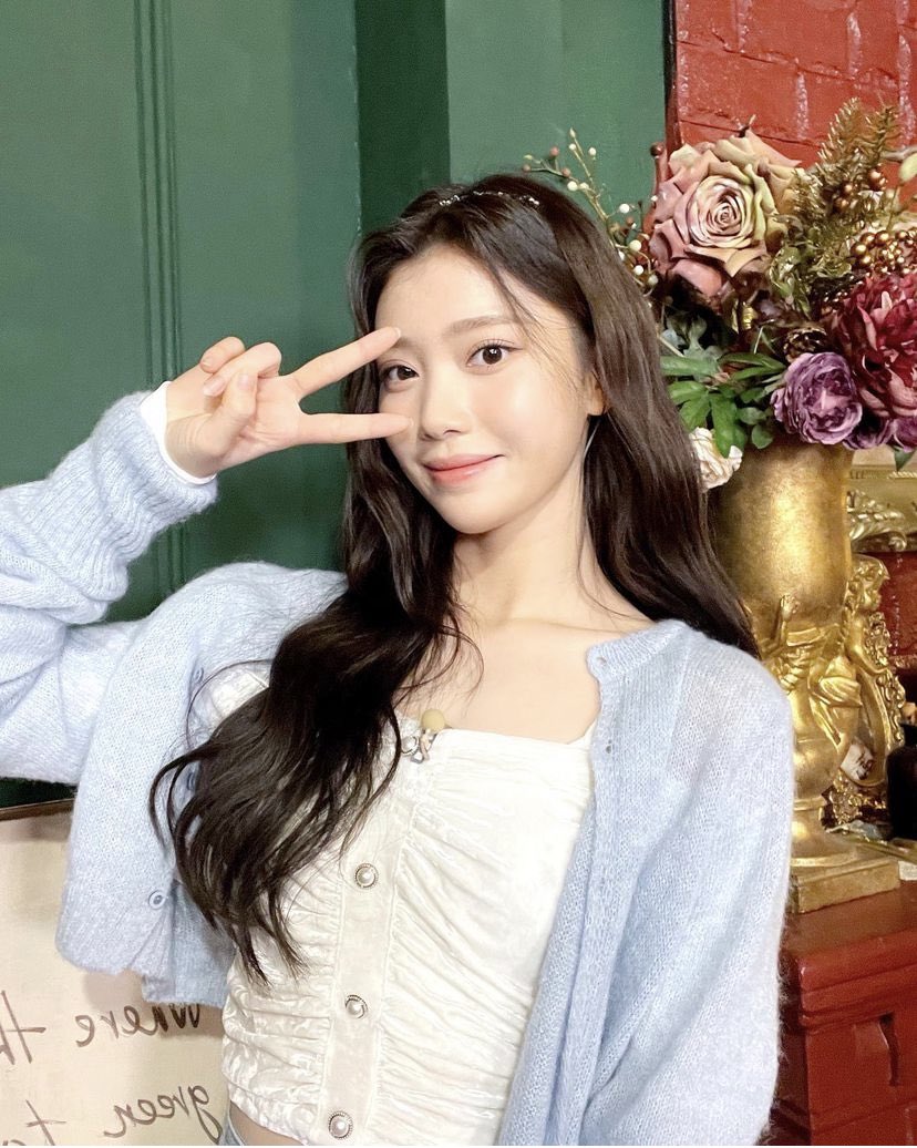 xiaotingdocs's tweet photo. xiaoting ig update

hello! im kep1er’s xiaoting 👀
i completely forgot what i wanted to say during yesterday’s youtube live as i was so nervous 😭
nevertheless, im still very happy to meet everyone again 🥰
oh, our new song is meeting you guy soon too 😏 ++ https://t.co/9NJDZyT2yA