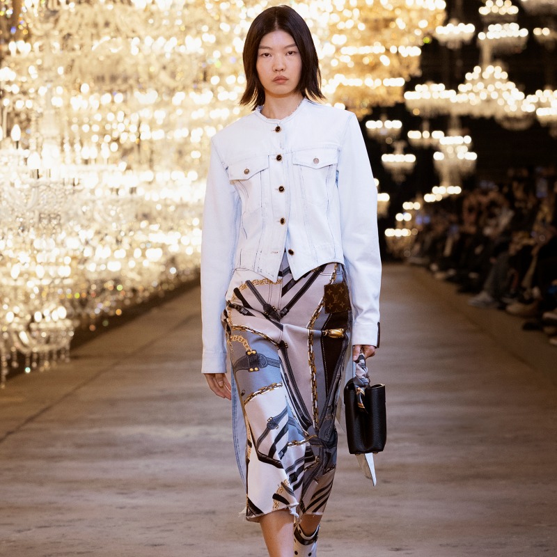 LouisVuitton's tweet photo. #LVSS22
An opulent ball. Presented in Shanghai, @TWNGhesquiere’s latest #LouisVuitton collection is situated at the threshold of couture, demonstrating the Maison’s savoir-faire and craftsmanship. Watch the show on Twitter or https://t.co/OPrRXYUU0i