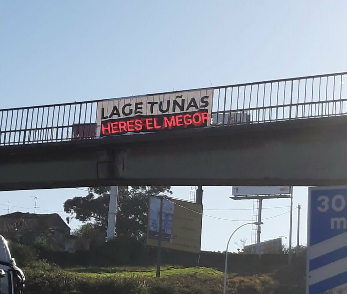 VagoXose's tweet photo. Portada de @lavozdegalicia para mañana. Se nota, se siente, a @jmlage lo quiere la gente... 
Bamos @ConcelloCoruna , que día más vonito aze hoy, a ber si no biene la @Policia_Coruna y nos lo fastidia... https://t.co/YFMwL2jYuO
