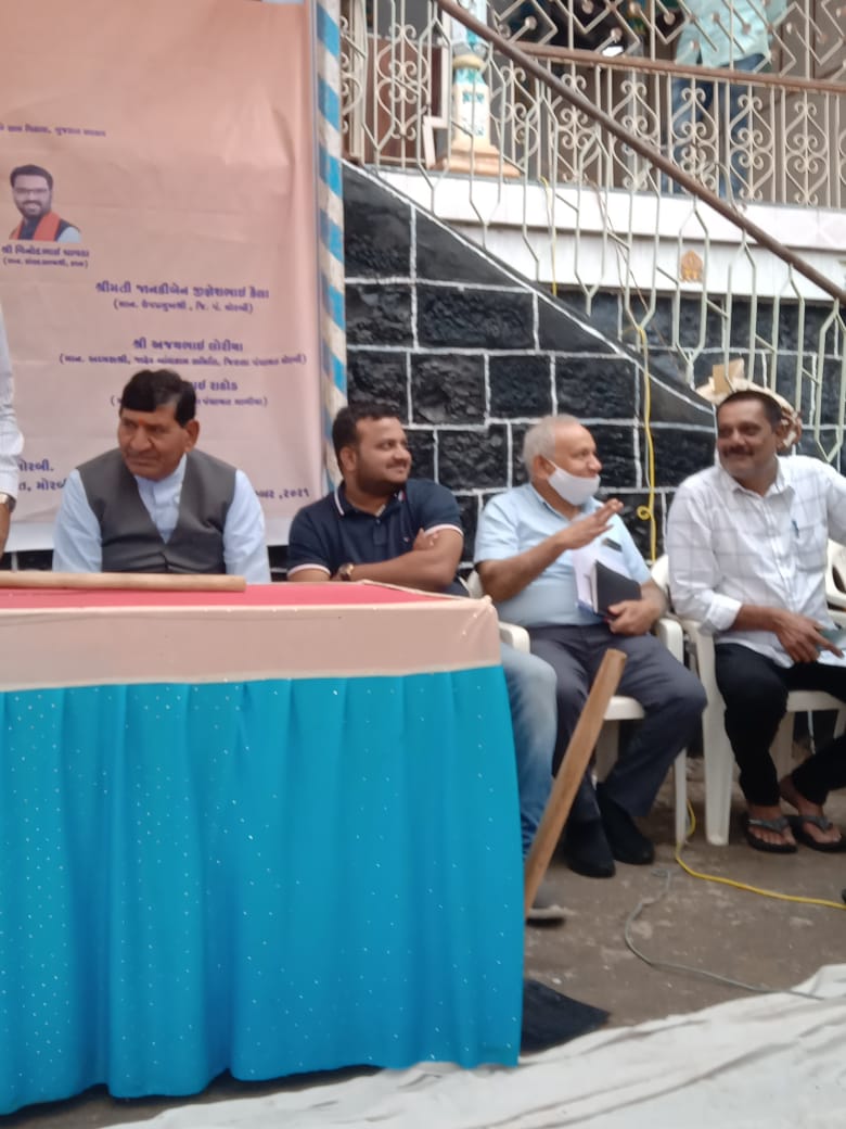 ddomorbi1's tweet photo. આજરોજ માળીયા તાલુકાના વિવિધ ગામોના માન. રાજ્ય કક્ષાનામંત્રીશ્રી  બ્રિજેશભાઈ મેરજા ના હસ્તેચાચાવદરડા થી માળીયા- પીપળીયા હજનાળી state highway ,કુંતાસી હજનાડી ,મોટા દહિસરા થી કુંતાસી, મોટા દહિસરા થી નાના ભેલા,  રસ્તાનું ખાતમુહુર્ત કર્યું હતું.@ddomorbi1 @CollectorMorbi @CMOGuj https://t.co/HVQl4TjeWa