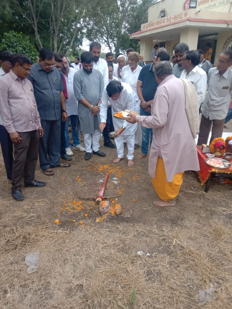 ddomorbi1's tweet photo. આજરોજ માળીયા તાલુકાના વિવિધ ગામોના માન. રાજ્ય કક્ષાનામંત્રીશ્રી  બ્રિજેશભાઈ મેરજા ના હસ્તેચાચાવદરડા થી માળીયા- પીપળીયા હજનાળી state highway ,કુંતાસી હજનાડી ,મોટા દહિસરા થી કુંતાસી, મોટા દહિસરા થી નાના ભેલા,  રસ્તાનું ખાતમુહુર્ત કર્યું હતું.@ddomorbi1 @CollectorMorbi @CMOGuj https://t.co/HVQl4TjeWa
