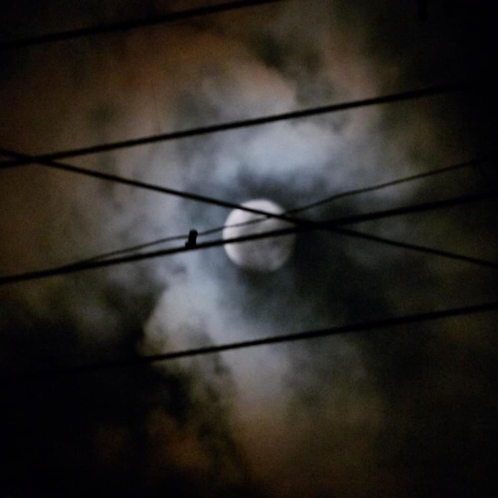 Teji_fj's tweet photo. Once in a lifetime eclipse, once in a while clouds. https://t.co/kPxvG0t34U